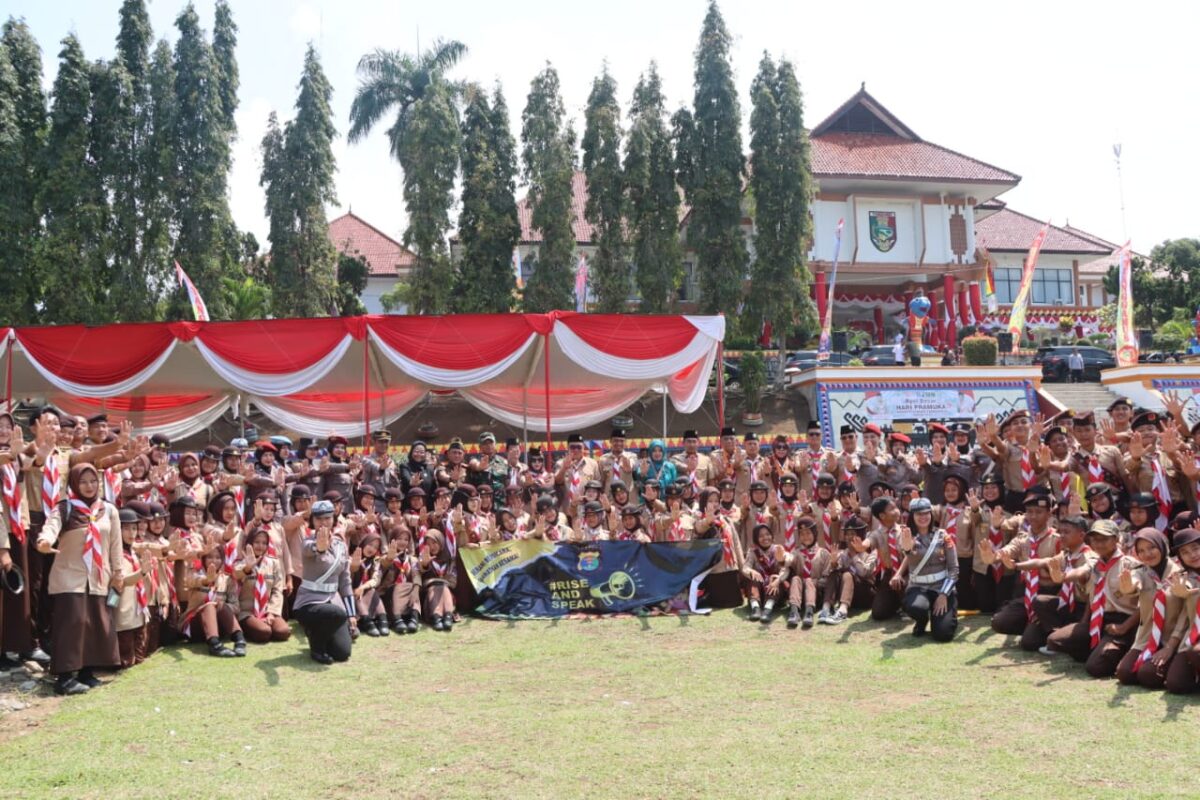 Foto bersama usai sosialisasi Rise and Speak Polwan Polres Tanggamus di Lapangan Pemkab setempat, Rabu 27 Agustus 2025 | Dok. Humas Polres Tanggamus.