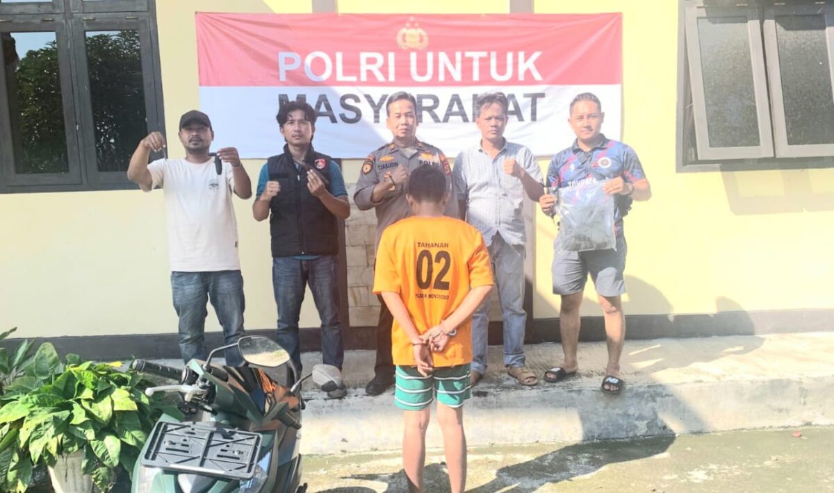Tersangka SY dan barang bukti sepeda motor yang berhasil diamankan Polsek Wonosobo, Selasa 26 Agustus 2025 | Dok. Humas Polres Tanggamus.