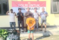 Tersangka SY dan barang bukti sepeda motor yang berhasil diamankan Polsek Wonosobo, Selasa 26 Agustus 2025 | Dok. Humas Polres Tanggamus.