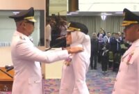 Gubernur Lampung Rahmat Mirzani Djausal saat melantik Nanda Indira Bastian dan Antonius Muhammad Ali sebagai Bupati dan Wakil Bupati (Wabup) Pesawaran periode 2025–2030 di Balai Keratun, Kantor Gubernur Lampung, Rabu (27/8/2025).