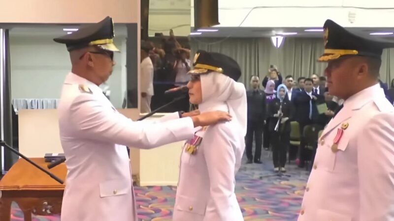 Gubernur Lampung Rahmat Mirzani Djausal saat melantik Nanda Indira Bastian dan Antonius Muhammad Ali sebagai Bupati dan Wakil Bupati (Wabup) Pesawaran periode 2025–2030 di Balai Keratun, Kantor Gubernur Lampung, Rabu (27/8/2025).