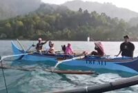 Proses evakuasi perahu macet bawa pasien di Teluk Semaka Tanggamus oleh Polsek Pematang Sawa, Rabu 27 Agustus 2025 | Dok. Humas Polres Tanggamus.