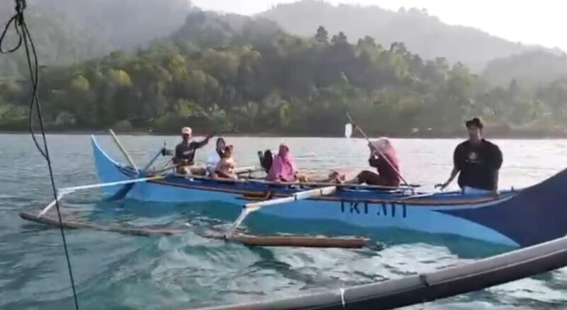 Proses evakuasi perahu macet bawa pasien di Teluk Semaka Tanggamus oleh Polsek Pematang Sawa, Rabu 27 Agustus 2025 | Dok. Humas Polres Tanggamus.
