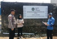 Bhabinkamtibmas Polres Tanggamus Aiptu Rasdin saat meninjau SPPG Pekon Ngarip, Ulu Belu, Tanggamus, Rabu 27 Agustus 2025 | Dok. Humas Polres Tanggamus.