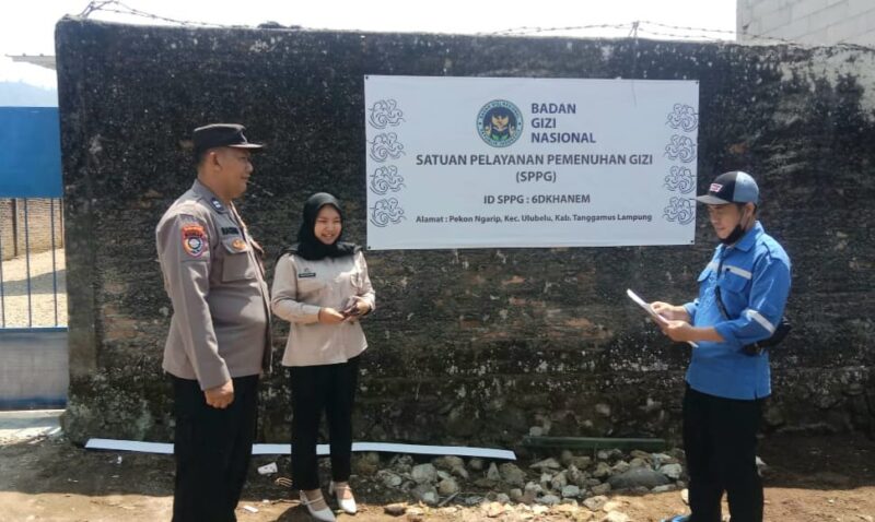 Bhabinkamtibmas Polres Tanggamus Aiptu Rasdin saat meninjau SPPG Pekon Ngarip, Ulu Belu, Tanggamus, Rabu 27 Agustus 2025 | Dok. Humas Polres Tanggamus.