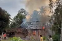 Api yang berkobar menghanguskan bangunan rumah milik Kasiran di Pekon Keputran, Sukoharjo, Pringsewu, Kamis 28 Agustus 2025 | Ist.