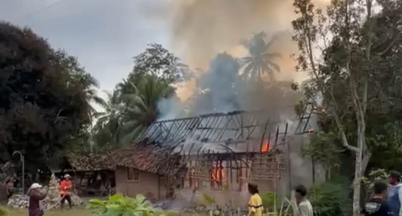 Api yang berkobar menghanguskan bangunan rumah milik Kasiran di Pekon Keputran, Sukoharjo, Pringsewu, Kamis 28 Agustus 2025 | Ist.