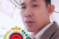 Ketua Umum LSM Gilas, Zaini, saat memberikan keterangan terkait dugaan masalah pembangunan batching plant di Pringsewu, Sabtu 30 Agustus 2025. (Davit/Prioritastv.com)
