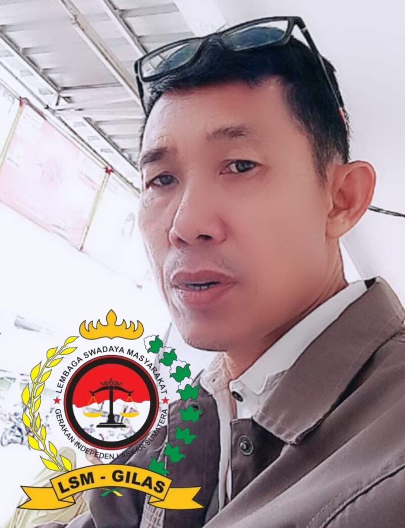 Ketua Umum LSM Gilas, Zaini, saat memberikan keterangan terkait dugaan masalah pembangunan batching plant di Pringsewu, Sabtu 30 Agustus 2025. (Davit/Prioritastv.com)
