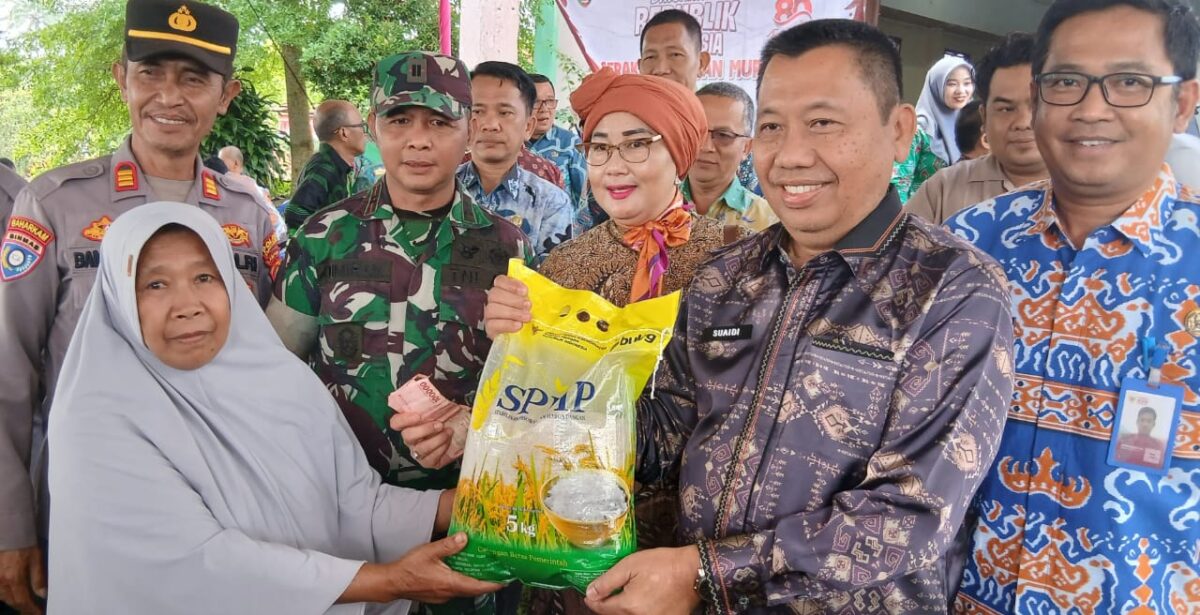 Penyerahan secara simbolis beras SPHP oleh Sekda Tanggamus, Suadi didampingi perwakilan Forkopimda serta kepala OPD di halaman kantor Camat Sumberejo, Sabtu 30 Agustus 2025 | Herdi/Media Prioritastv.com.