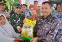 Penyerahan secara simbolis beras SPHP oleh Sekda Tanggamus, Suadi didampingi perwakilan Forkopimda serta kepala OPD di halaman kantor Camat Sumberejo, Sabtu 30 Agustus 2025 | Herdi/Media Prioritastv.com.