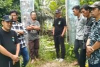 Tim Teknis PUPR Tanggamus bersama warga saat mengunjungi lokasi jembatan Sindaur Balak, Pekon Tampang Muda, Pematang Sawa, Sabtu 30 Agustus 2025 | Dok. Ist.