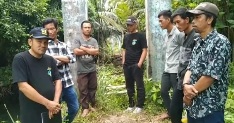 Tim Teknis PUPR Tanggamus bersama warga saat mengunjungi lokasi jembatan Sindaur Balak, Pekon Tampang Muda, Pematang Sawa, Sabtu 30 Agustus 2025 | Dok. Ist.