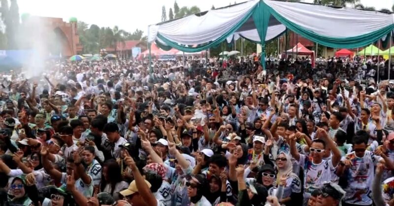 Ribuan peserta Tanggamus Color Run 2025 saat menikmati hiburan musik di lapangan Masjid Islamic Center, Kota Agung, Minggu 31 Agustus 2025 | Herdi/Media Prioritastv.com.