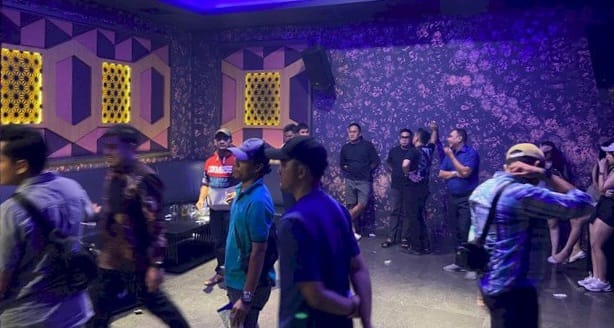 BNNP Lampung saat menggerebek tempat karaoke di Hotel Grand Mercure, Bandar Lampung, Kamis 28 Agustus 2025 | Dok. BNNP Lampung.
