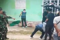 Polisi saat melakukan olah TKP di kontrakan korban di Dusun Sugihwaras, Desa Banjar Negeri, Kedondong, Pesawaran, Minggu 31 Agustus 2025 | Ist.