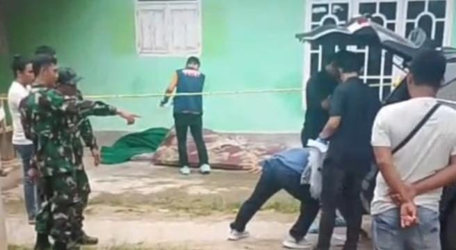 Polisi saat melakukan olah TKP di kontrakan korban di Dusun Sugihwaras, Desa Banjar Negeri, Kedondong, Pesawaran, Minggu 31 Agustus 2025 | Ist.