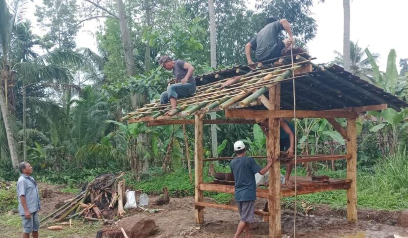 Pembangunan gardu di Lapangan Kenali Jaya, Pekon Badak, Kecamatan Limau, Minggu 31 Agustus 2025 | Dok. Karang Taruna Pekon Badak.