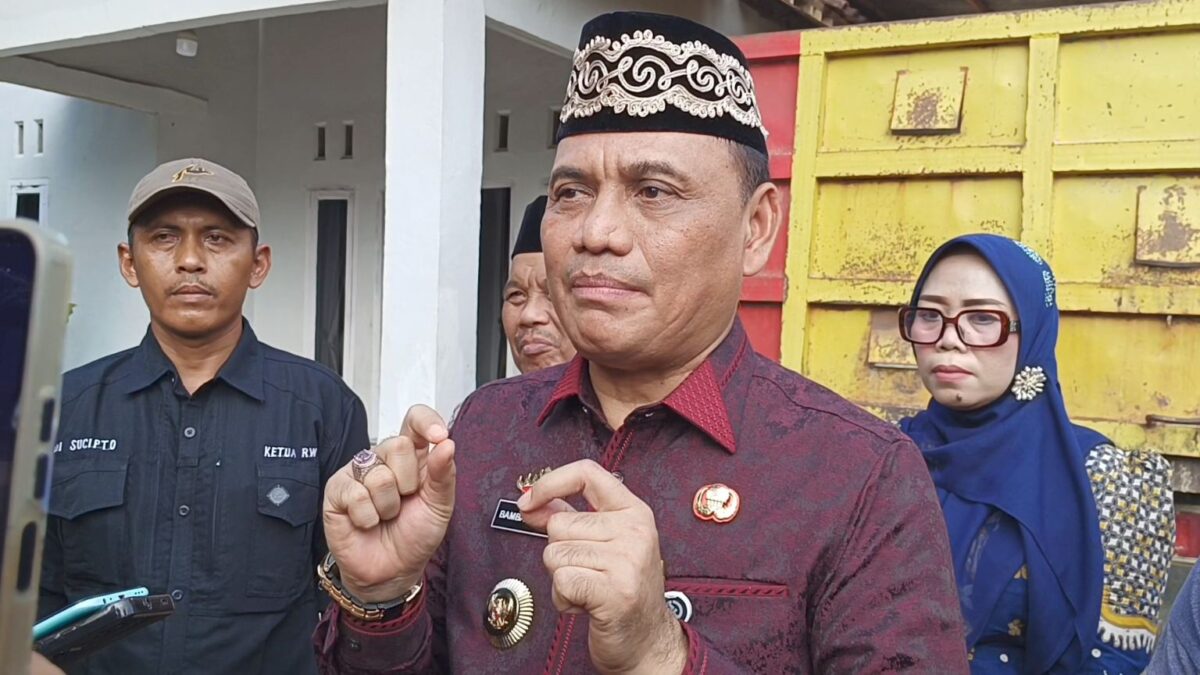 Walikota Metro Bambang Iman Santoso saat memberikan penegasan usai menyalurkan bantuan sosial kepada korban bencana puting beliung, Jumat 1 Juli 2025 | Raditya/Media Prioritastv.com.