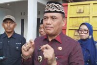 Walikota Metro Bambang Iman Santoso saat memberikan penegasan usai menyalurkan bantuan sosial kepada korban bencana puting beliung, Jumat 1 Juli 2025 | Raditya/Media Prioritastv.com.