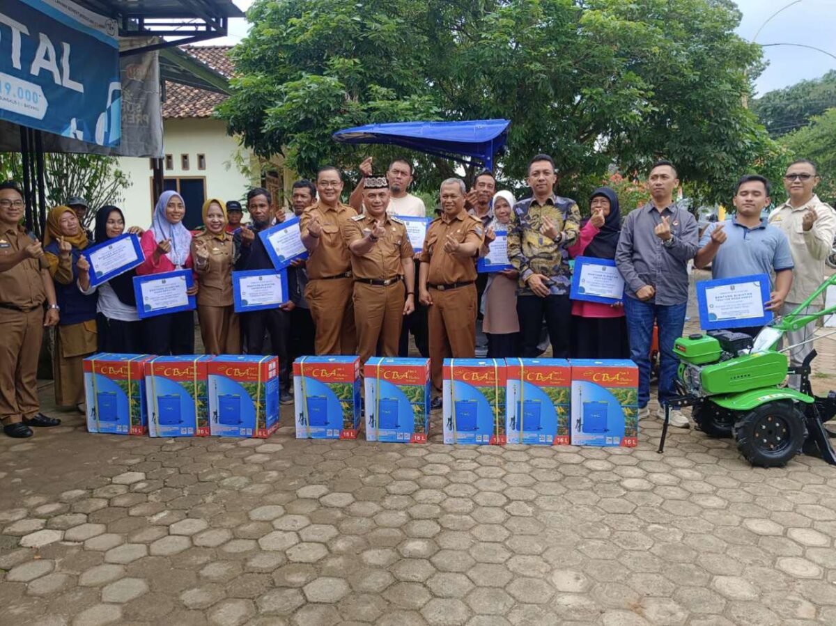 Walikota Metro Bambang Iman Santoso menyalurkan bantuan alat mesin pertanian, Senin 4 Agustus 2025 | Raditya/Media Prioritastv.com.