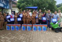 Walikota Metro Bambang Iman Santoso menyalurkan bantuan alat mesin pertanian, Senin 4 Agustus 2025 | Raditya/Media Prioritastv.com.