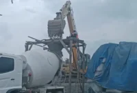 Batching plant milik CV Nacita Karya di Kecamatan Pardasuka, Pringsewu, yang berdiri dekat permukiman dan sungai, diduga melanggar aturan lingkungan dalam proyek rigid beton. (Davit/Prioritastv.com)