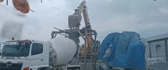 Batching plant milik CV Nacita Karya di Kecamatan Pardasuka, Pringsewu, yang berdiri dekat permukiman dan sungai, diduga melanggar aturan lingkungan dalam proyek rigid beton. (Davit/Prioritastv.com)