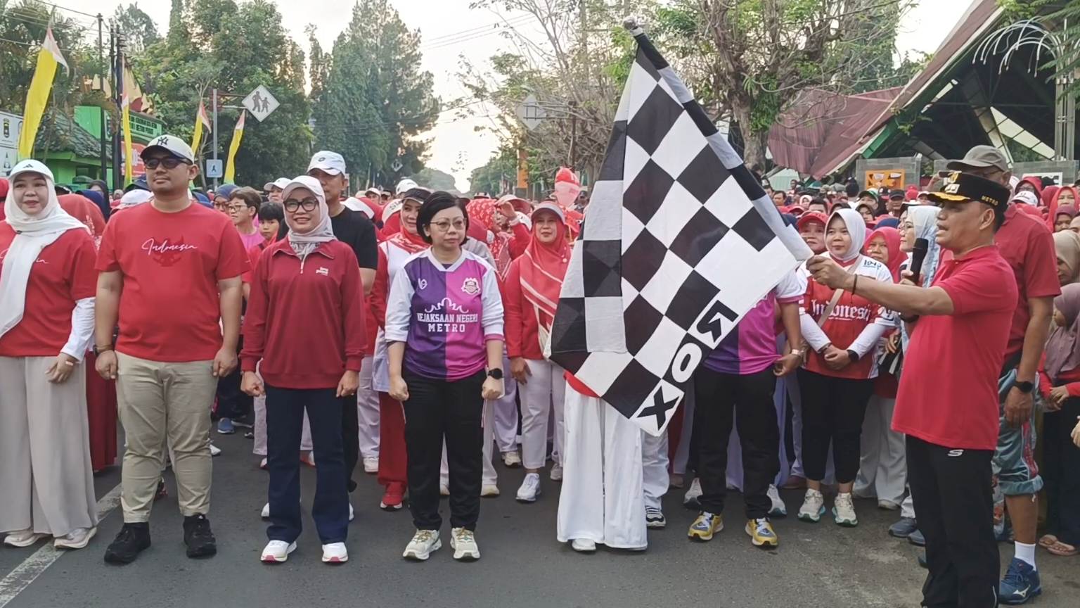 Walikota Metro Melepas Ribuan Peserta Jalan Sehat di Lapangan Samberpark