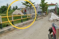Batching plant milik CV Nacita Karya di Kecamatan Pardasuka, Pringsewu, yang berdiri dekat permukiman dan sungai, diduga melanggar aturan lingkungan dalam proyek rigid beton. (Davit/Prioritastv.com)
