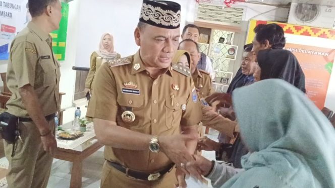 
					Wali Kota Metro Serahkan Bantuan Sosial, Dukung Kesejahteraan 668 Keluarg
