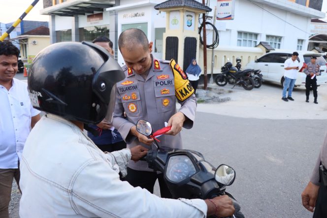 
 Polres Tulang Bawang Bagikan Ratusan Bendera Merah Putih Gratis Sambut HUT RI Ke-80