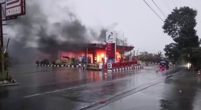 
 Api berkobar saat kebakaran SPBU Mandirancan Kuningan, Selasa 19 Agustus 2025 | Tangkapan Layar Video.