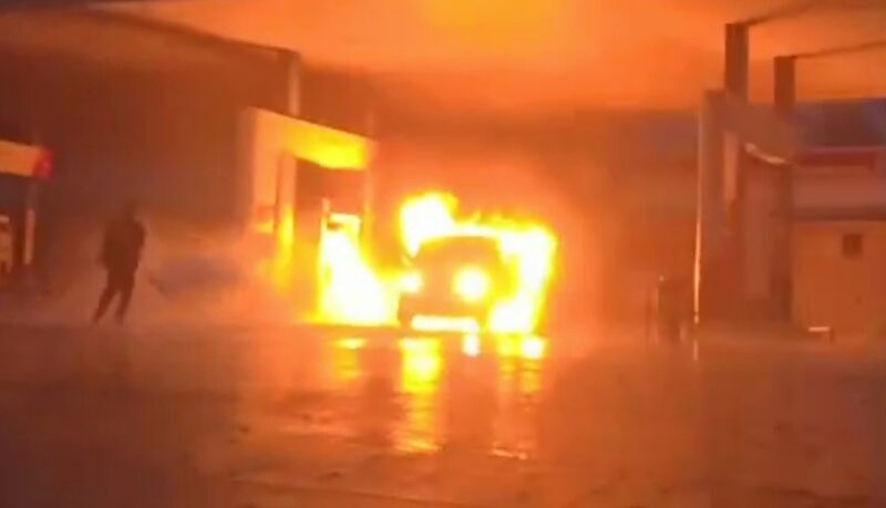 Detik-detik api berkobar meludeskan Gran Max saat kebakaran di SPBU Mandiranca, Kuningan, Jawa Barat, Selasa 19 Agustus 2025 | Dok. Tangkapan Layar Video.