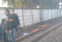 Petugas saat mendatangi lokasi tertabrakany korban di perlintasan Tanjung Karang, Sabtu 23 Agustus 2025 | Ist.