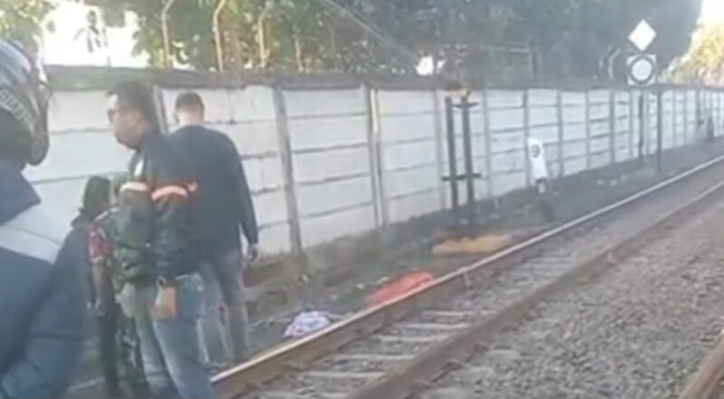 Petugas saat mendatangi lokasi tertabrakany korban di perlintasan Tanjung Karang, Sabtu 23 Agustus 2025 | Ist.