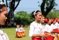 Para Pelajar SMPN 1 Semaka saat Membawakan Tari Ngetas Pakhi di Lapangan Pemkab Tanggamus, Rabu 27 Agustus 2025 | Herdi/Media Prioritastv.com.