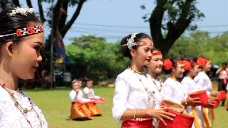 Para Pelajar SMPN 1 Semaka saat Membawakan Tari Ngetas Pakhi di Lapangan Pemkab Tanggamus, Rabu 27 Agustus 2025 | Herdi/Media Prioritastv.com.