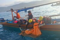 Tim SAR saat mengangkat korban dari dalam air ke perahu usai ditemukan nelayan, Jumat 8 Agustus 2025 | Dok. Basarnas.
