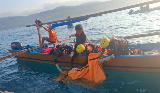 Tim SAR saat mengangkat korban dari dalam air ke perahu usai ditemukan nelayan, Jumat 8 Agustus 2025 | Dok. Basarnas.