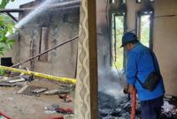 Petugas Damkar saat melakukan pendinginan pembakaran rumah Salam, terduga pelaku pembunuhan di Natar, Lampung Selatan, Kamis 31 Juli.2025 |