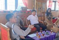 Guru Viral Pesawaran (Tertutup sebelah kanan) saat berada di Polres Pesawaran | Ist.