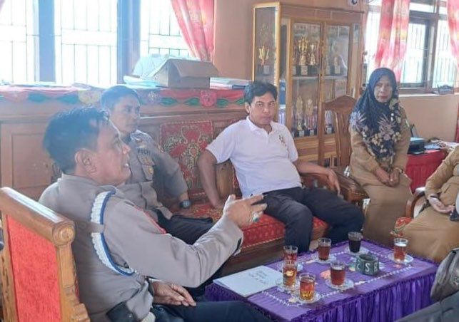 Guru Viral Pesawaran (Tertutup sebelah kanan) saat berada di Polres Pesawaran | Ist.