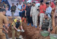Bupati Tanggamus, Moh. Saleh Asnawi saat meletakan batu pertama pembangunan jembatan Ulu Semong, penghubung Tanggamus dan Lampung Barat, Selasa 2 September 2025 | Herdi/Media Prioritastv.com.