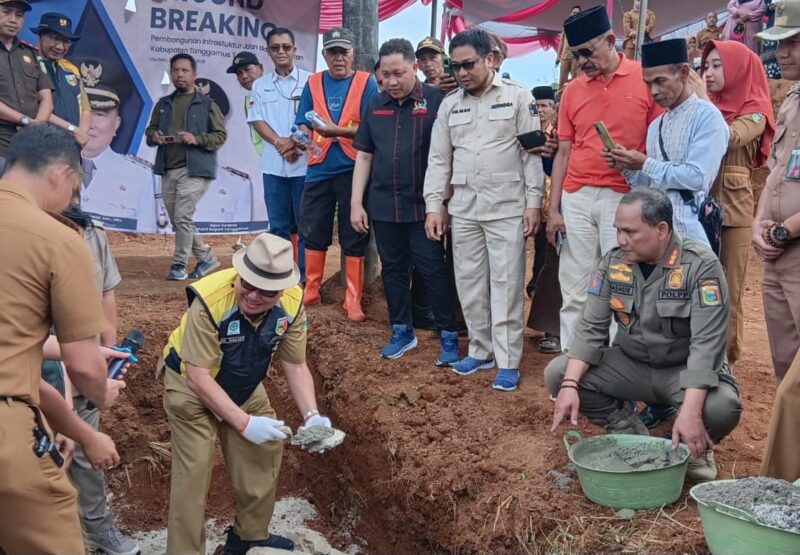 Bupati Tanggamus, Moh. Saleh Asnawi saat meletakan batu pertama pembangunan jembatan Ulu Semong, penghubung Tanggamus dan Lampung Barat, Selasa 2 September 2025 | Herdi/Media Prioritastv.com.