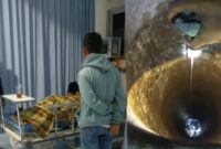 Kolase foto kondisi nenek Samiyem saat berada di rumah sakit Panti Secanti Gisting, Selasa 2 September 2025 dan saat polisi melakukan pemeriksaan sumur pada Senin 1 September 2025, malam | Dok. Humas Polres Tanggamus.