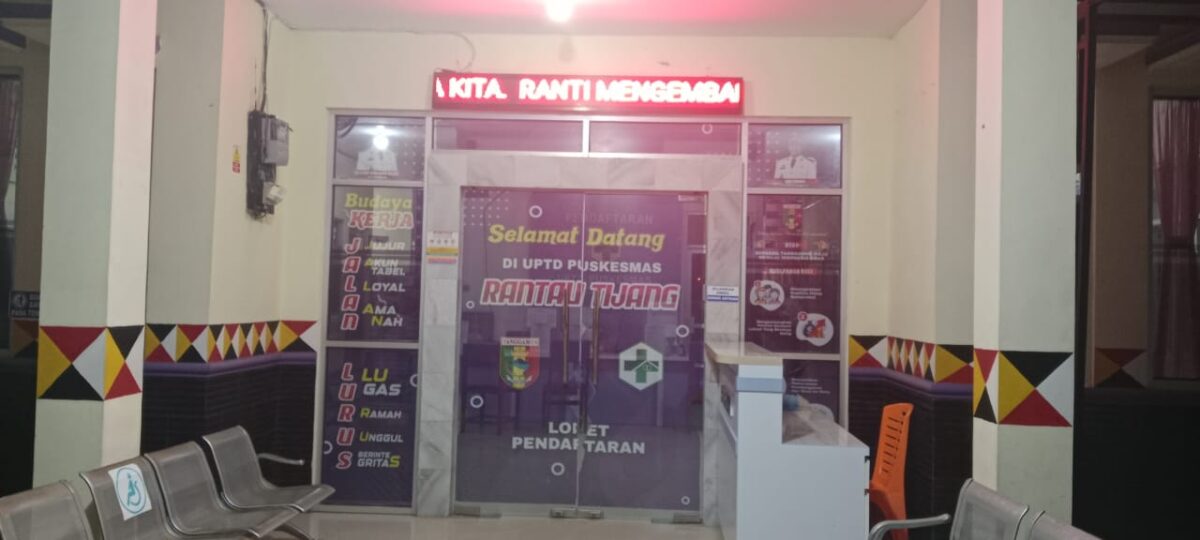 Tampak pintu utama dan ruang pendaftaran UPTD Puskesmas Rantau Tijang, Kecamatan Pugung, Kabupaten Tanggamus, Selasa malam, 2 September 2025. (Davit/Prioritastv.com)
