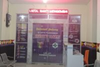 Tampak pintu utama dan ruang pendaftaran UPTD Puskesmas Rantau Tijang, Kecamatan Pugung, Kabupaten Tanggamus, Selasa malam, 2 September 2025. (Davit/Prioritastv.com)
