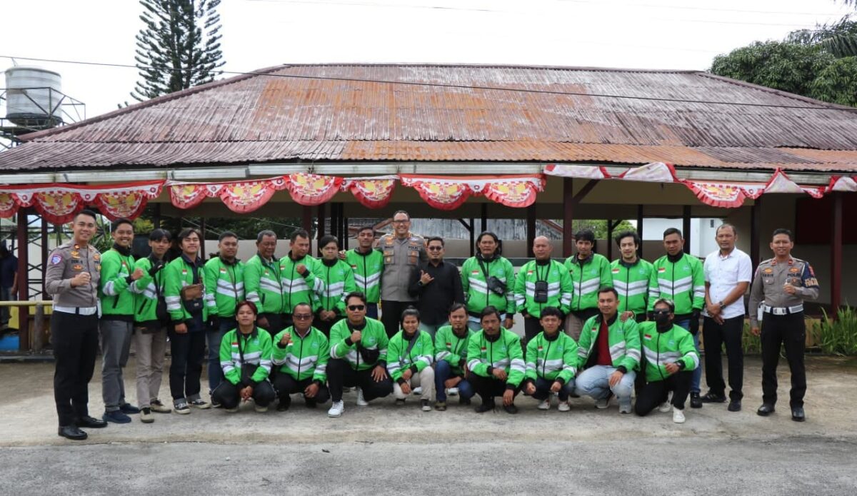 Foto bersama Kapolres Lampung Barat AKBP Rinaldo Aser bersama Ojol Draiv, Rabu 3 September 2025 | Dok. Humas Polres Lampung Barat.
