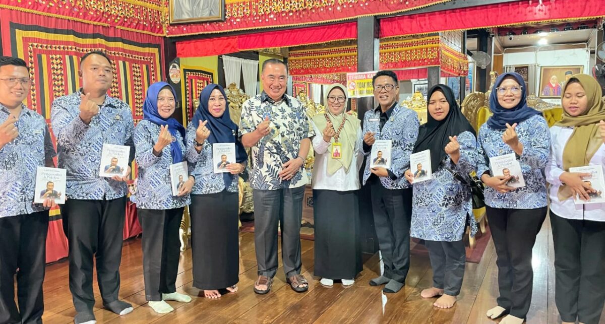 Audensi IPeKB Tanggamus menunjukan Buku Jalan Lurus yang diberikan Bupati Tanggamus H. Moh. Saleh Asnawi saat Audensi di Rumah Bulapis Batang, Talang Padang, Rabu 3 September 2025 | Ist.